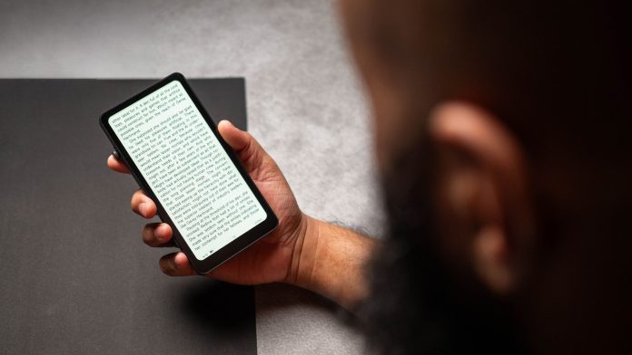 Αυτό το φιλικό προς την τσέπη e-reader έχει αλλάξει τον τρόπο που διαβάζω βιβλία