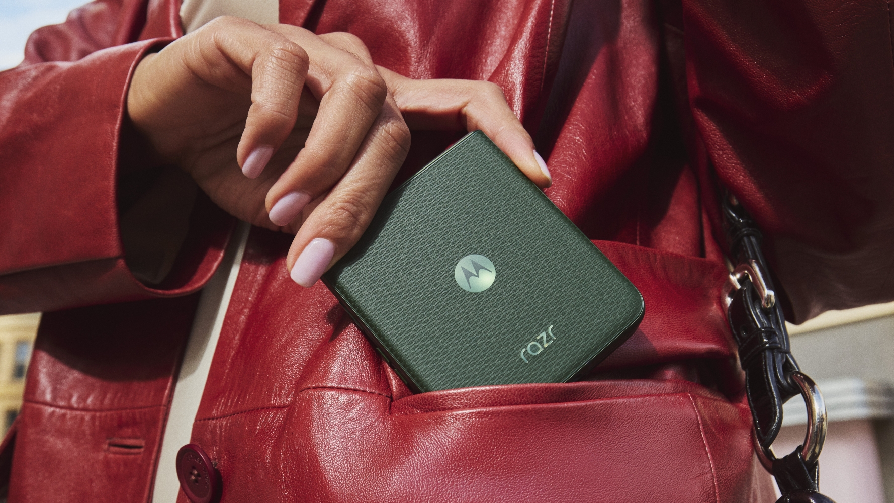 Motorola Razr Plus 2026 και ένα κόκκινο πορτοφόλι