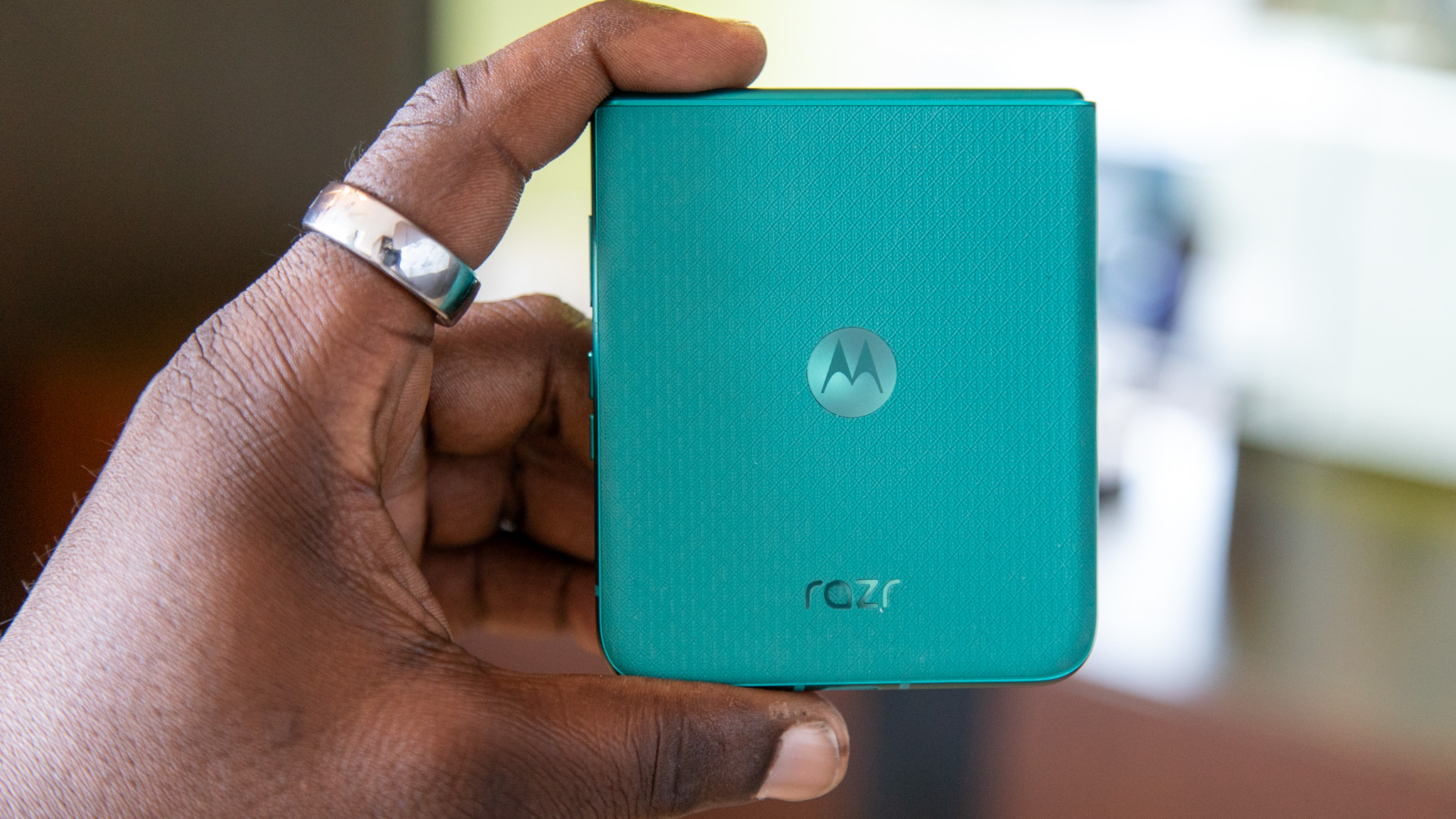 Κρατώντας το Motorola Razr 2026