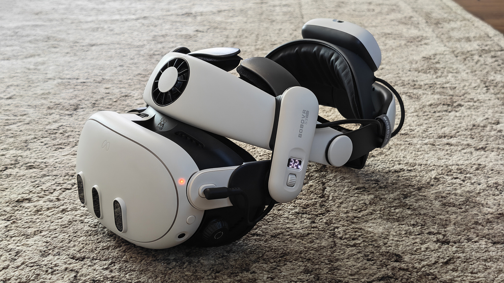 Ένα BoboVR S3 Pro εγκατεστημένο σε ένα σετ μικροφώνου-ακουστικού Meta Quest 3