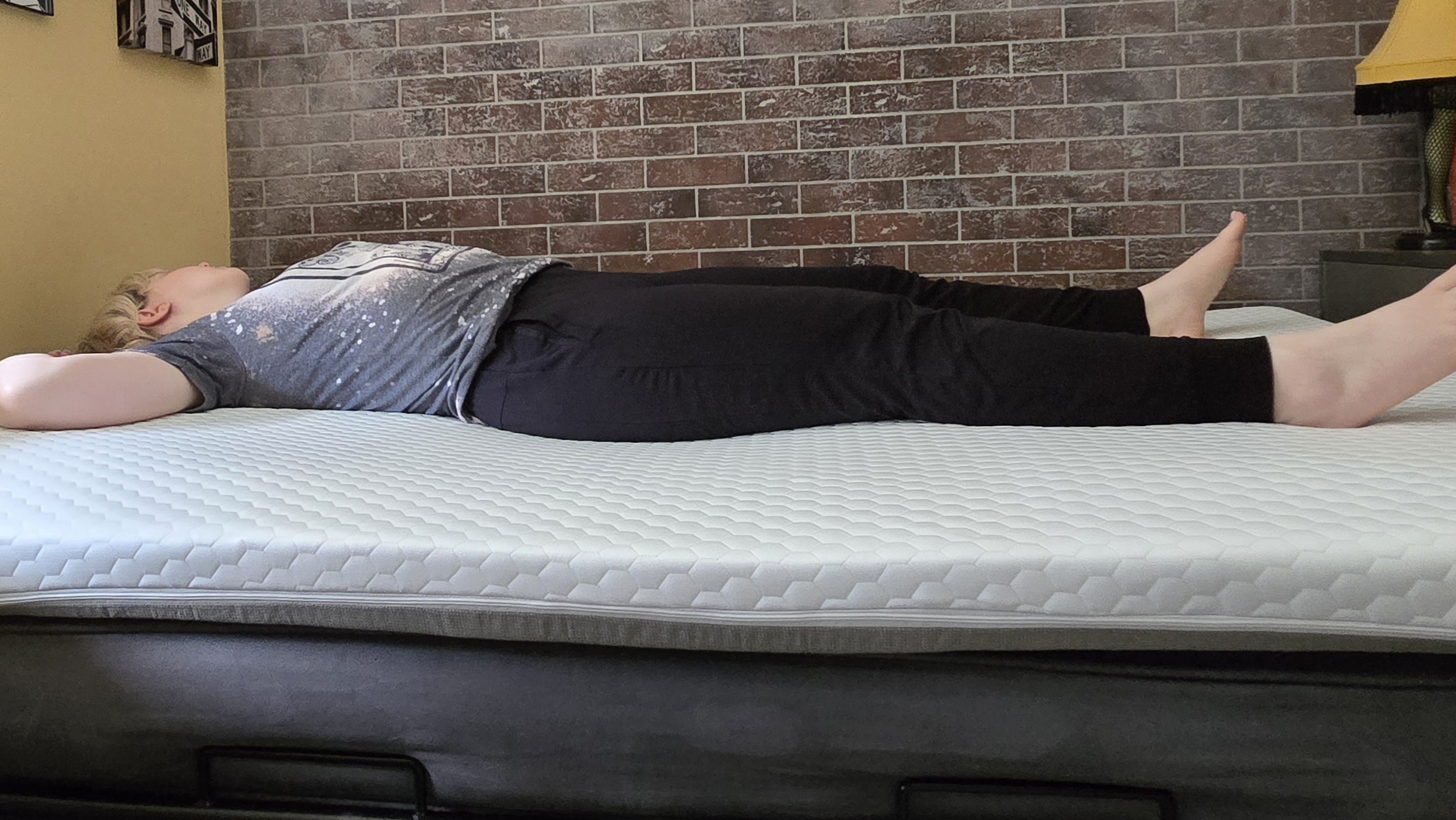 Ο ελεγκτής ύπνου στηρίζεται στη θέση του στο κάλυμμα στρώματος Helix ErgoAlign.