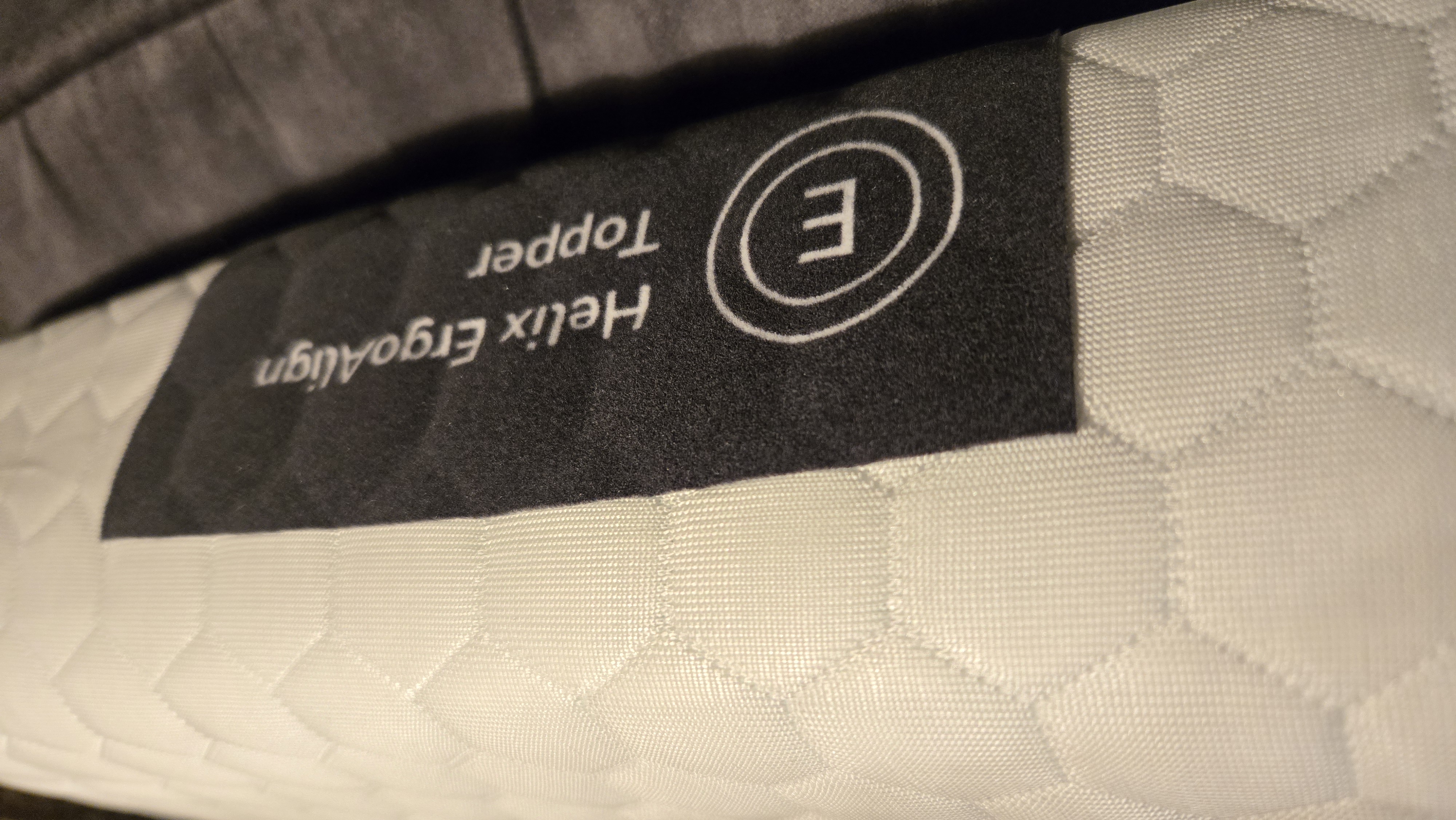 Κινηματογράφηση σε πρώτο πλάνο ετικετών Helix ErgoAlign Mattress Topper