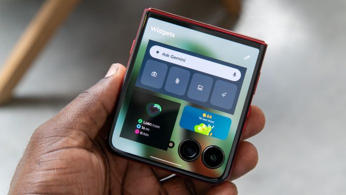 Ξεχάστε τα μοντέλα του 2026: Η T-Mobile θα σας δώσει ΔΩΡΕΑΝ το περσινό Motorola Razr Ultra με τη νέα σειρά