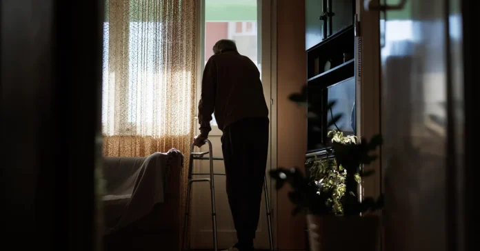 Υπάρχουν νέα στοιχεία για το πώς η μοναξιά επηρεάζει τη μνήμη στην τρίτη ηλικία