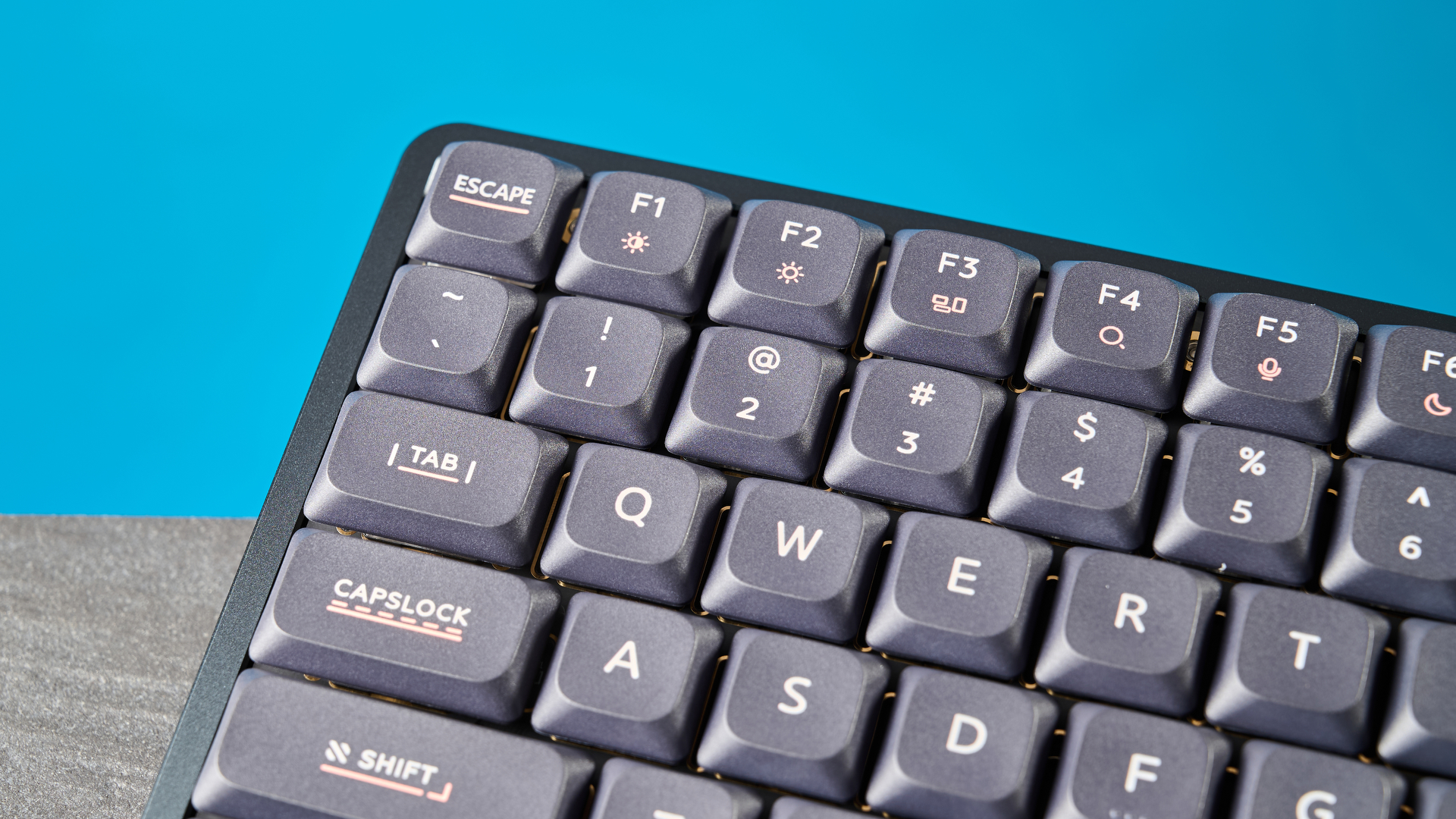 Ένα μαύρο μηχανικό πληκτρολόγιο Iqunix Magi75