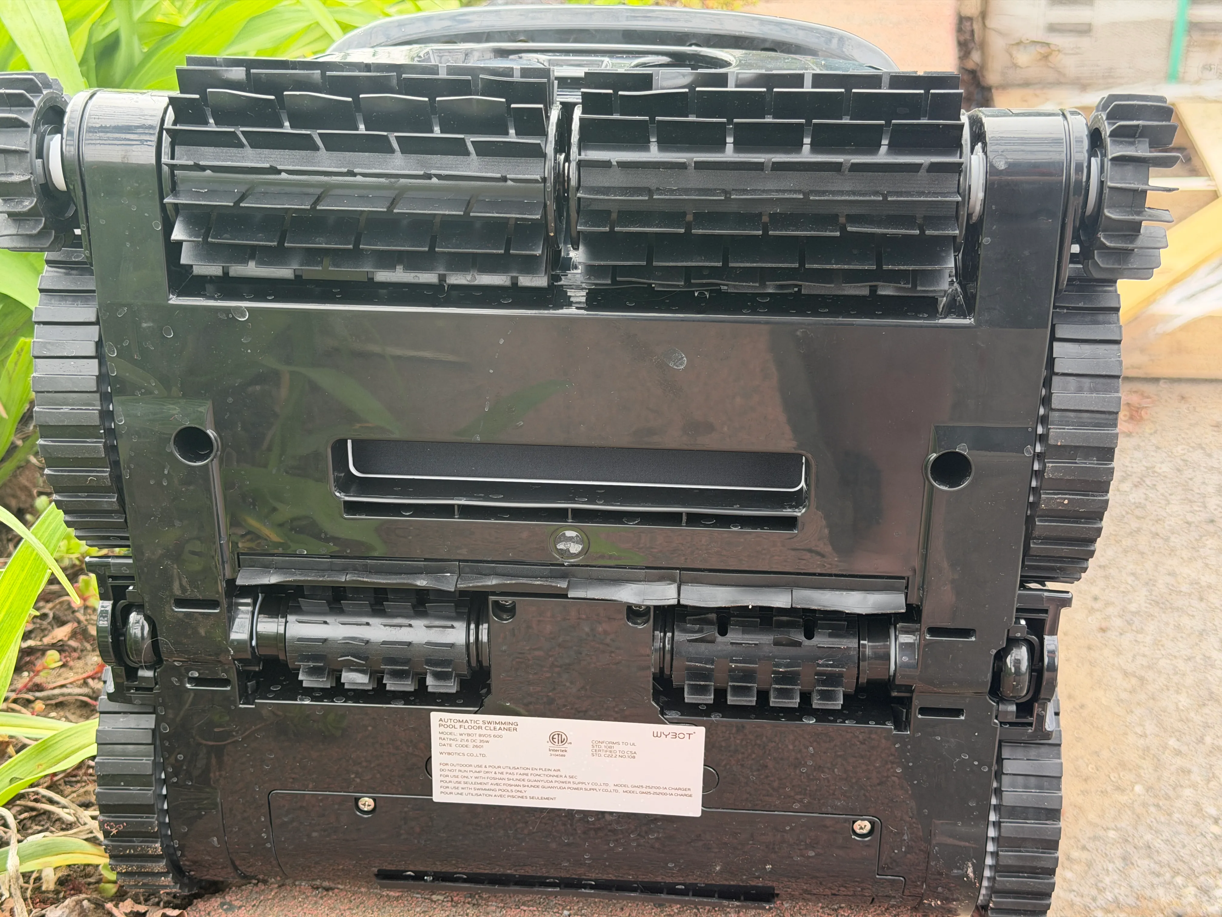 Κάτω όψη ρομπότ Wybot B1 με ηλεκτρική σκούπα