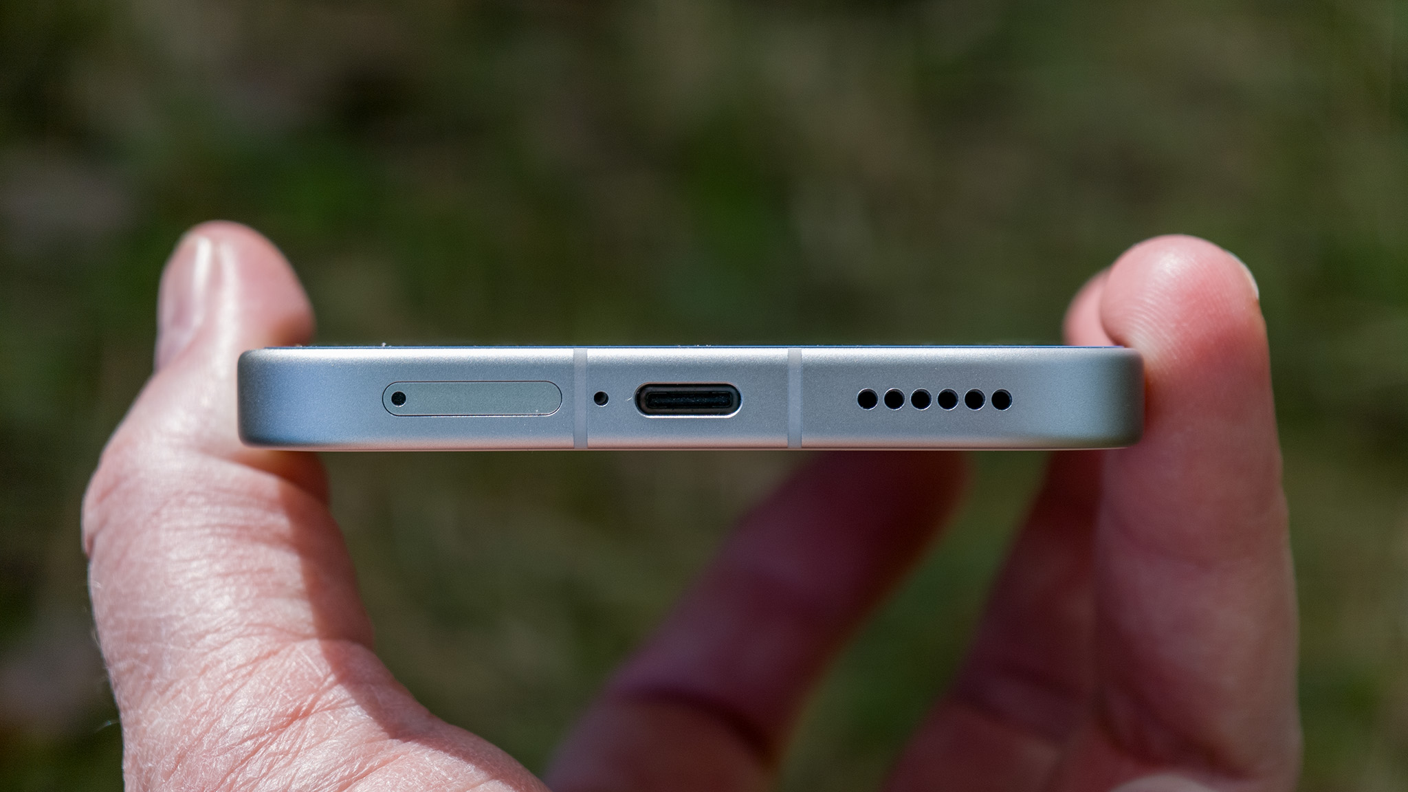 Ένα κοντινό πλάνο του υλικού του Honor 600 σε λευκό χρώμα