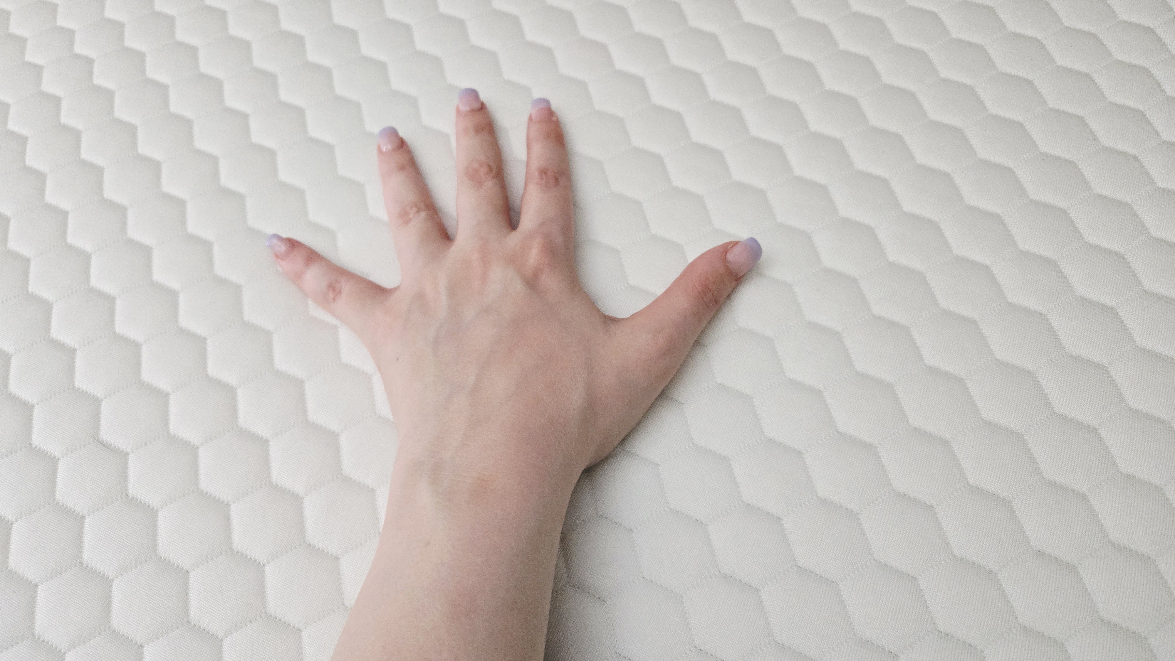 Επάνω στρώματος Helix ErgoAlign με περιποιημένο χέρι στο επάνω μέρος του καλύμματος GlacioTex