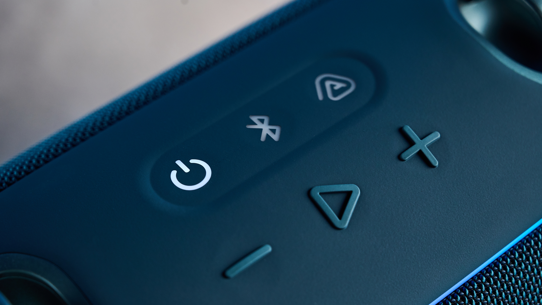 το ηχείο JBL Xtreme 5 bluetooth σε μπλε χρώμα με τον ανθεκτικό ιμάντα μεταφοράς και τα κουμπιά