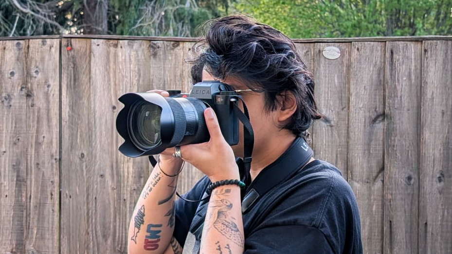 Μια μαύρη κάμερα χωρίς καθρέφτη Leica SL3-S