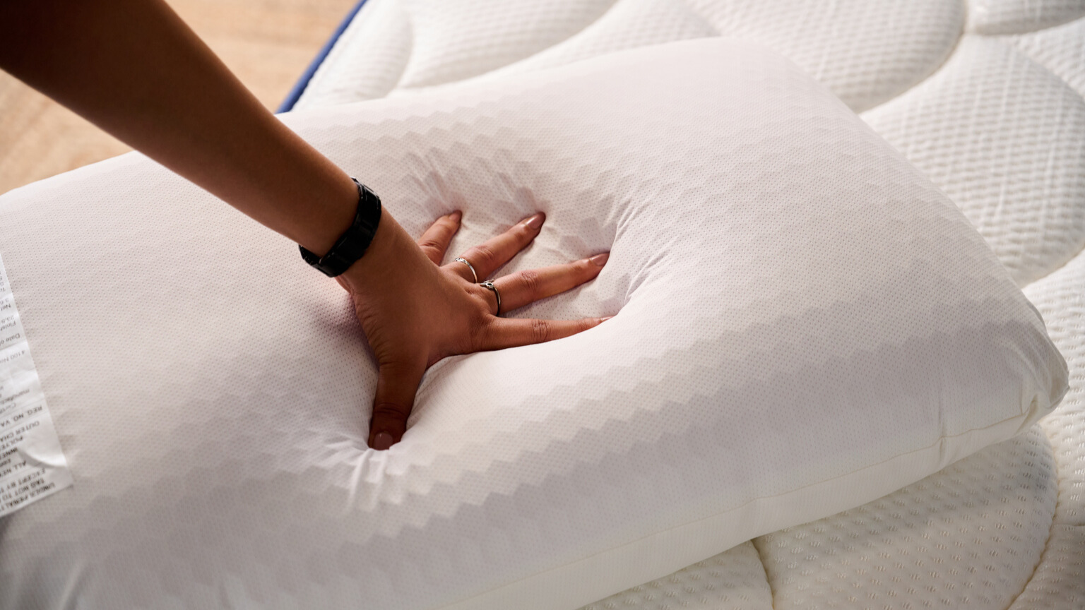 Χέρια που πιέζουν προς τα κάτω το μαξιλάρι Purple GridCloud