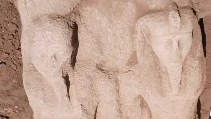 Οι αρχαιολόγοι ανακαλύπτουν άγαλμα ύψους 7 ποδιών του θρυλικού Αιγυπτιακού Φαραώ