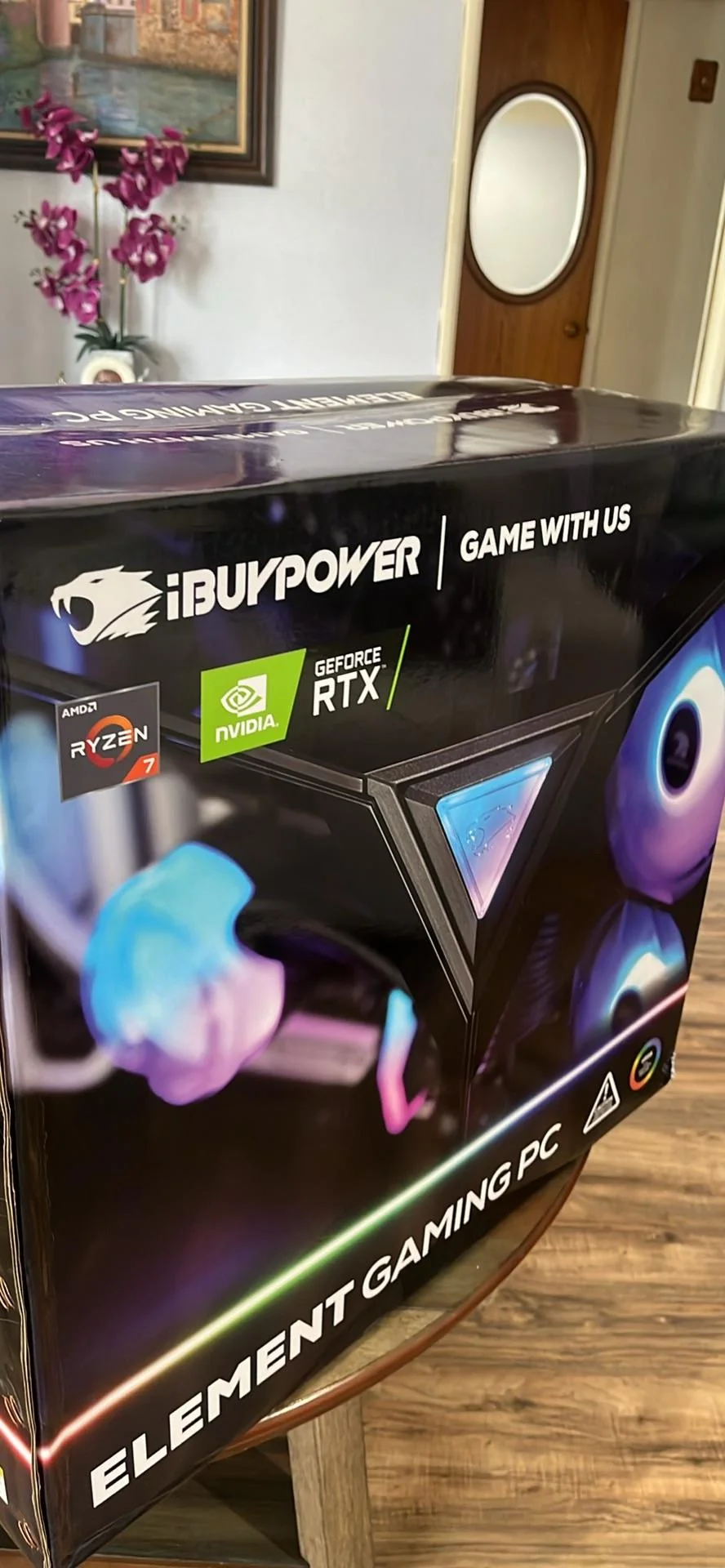 Ένα πλαίσιο που εμφανίζει τον υπολογιστή παιχνιδιών iBUYPOWER Element με λογότυπα AMD Ryzen 7 και NVIDIA GeForce RTX, με το κείμενο «Παιχνίδι μαζί μας».