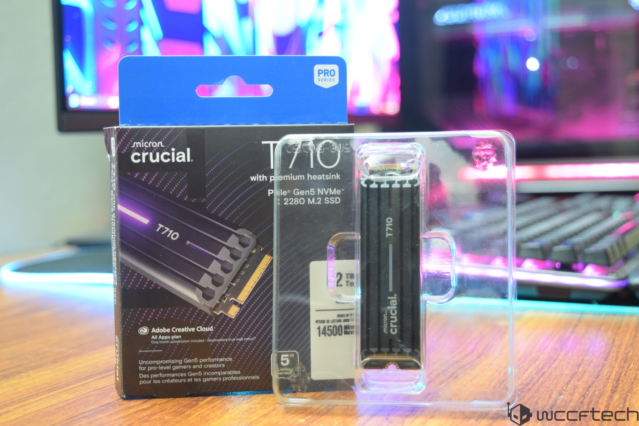 Δίπλα στη συσκευασία του εμφανίζεται ένας SSD Crucial T710 Pro Series 2280 M.2 με ψύκτρα, με πληροφορίες ταχύτητας ανάγνωσης '14500' MB/s.