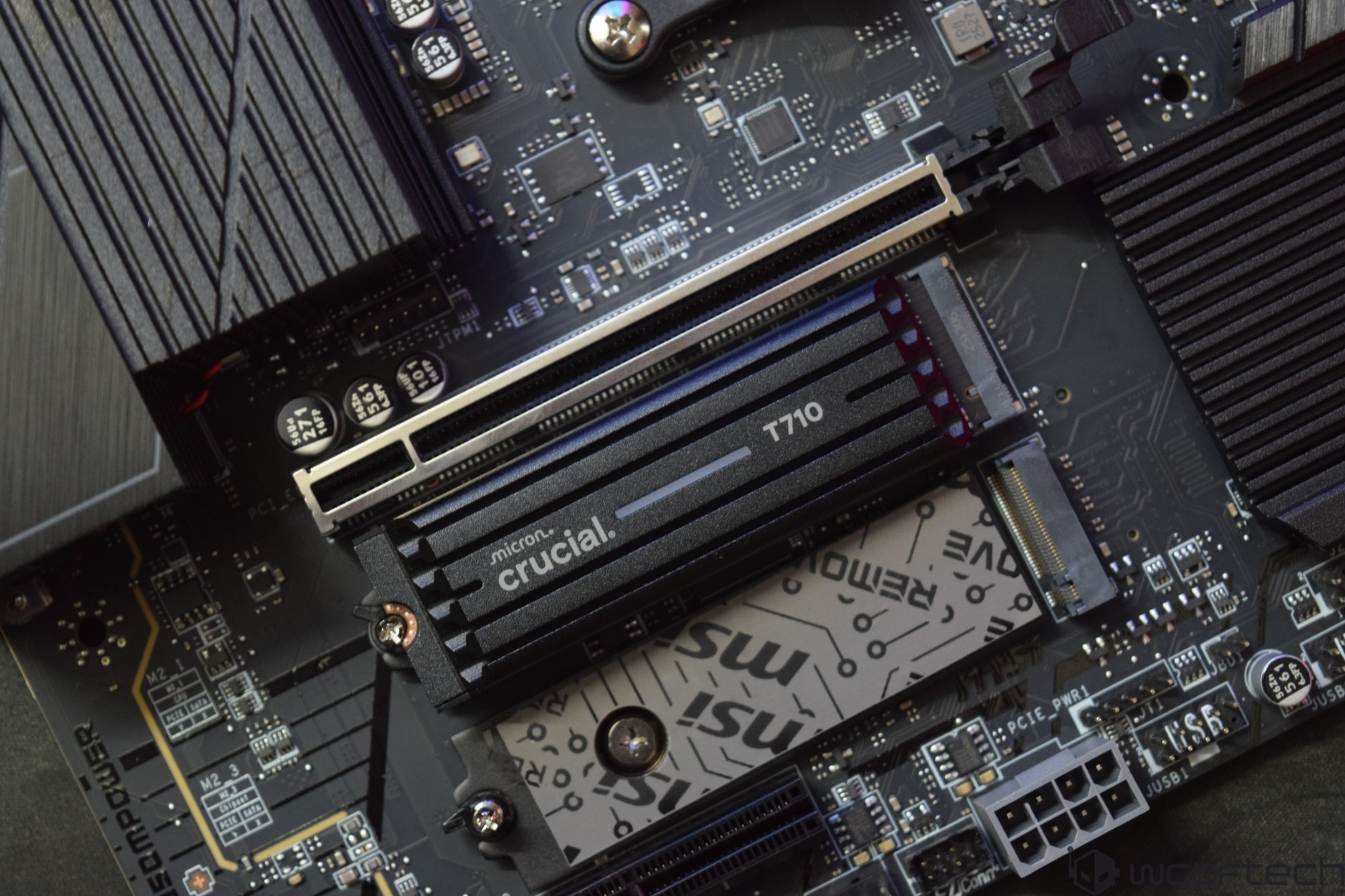 Ένας SSD Crucial T710 είναι εγκατεστημένος σε μια μητρική πλακέτα MSI.