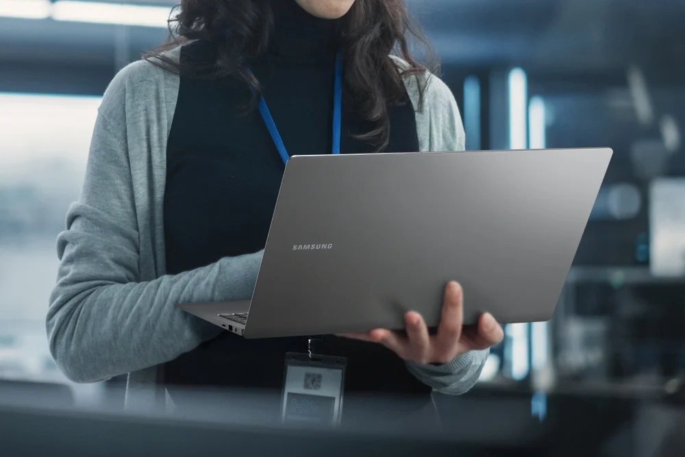 samsung galaxy book 6 εταιρική έκδοση από το πίσω μέρος