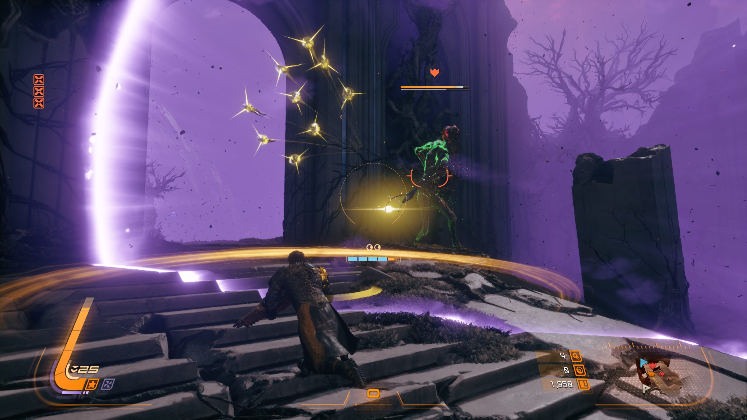 Ένας χαρακτήρας στο παιχνίδι Immortals of Aveum γονατίζει σε ένα πέτρινο μονοπάτι με μαγικά βλήματα να πετούν προς έναν λαμπερό πράσινο εχθρό με φόντο ένα μωβ ουρανό, με στοιχεία διεπαφής χρήστη που εμφανίζουν έναν μίνι χάρτη, γραμμές υγείας και δείκτες ικανότητας.