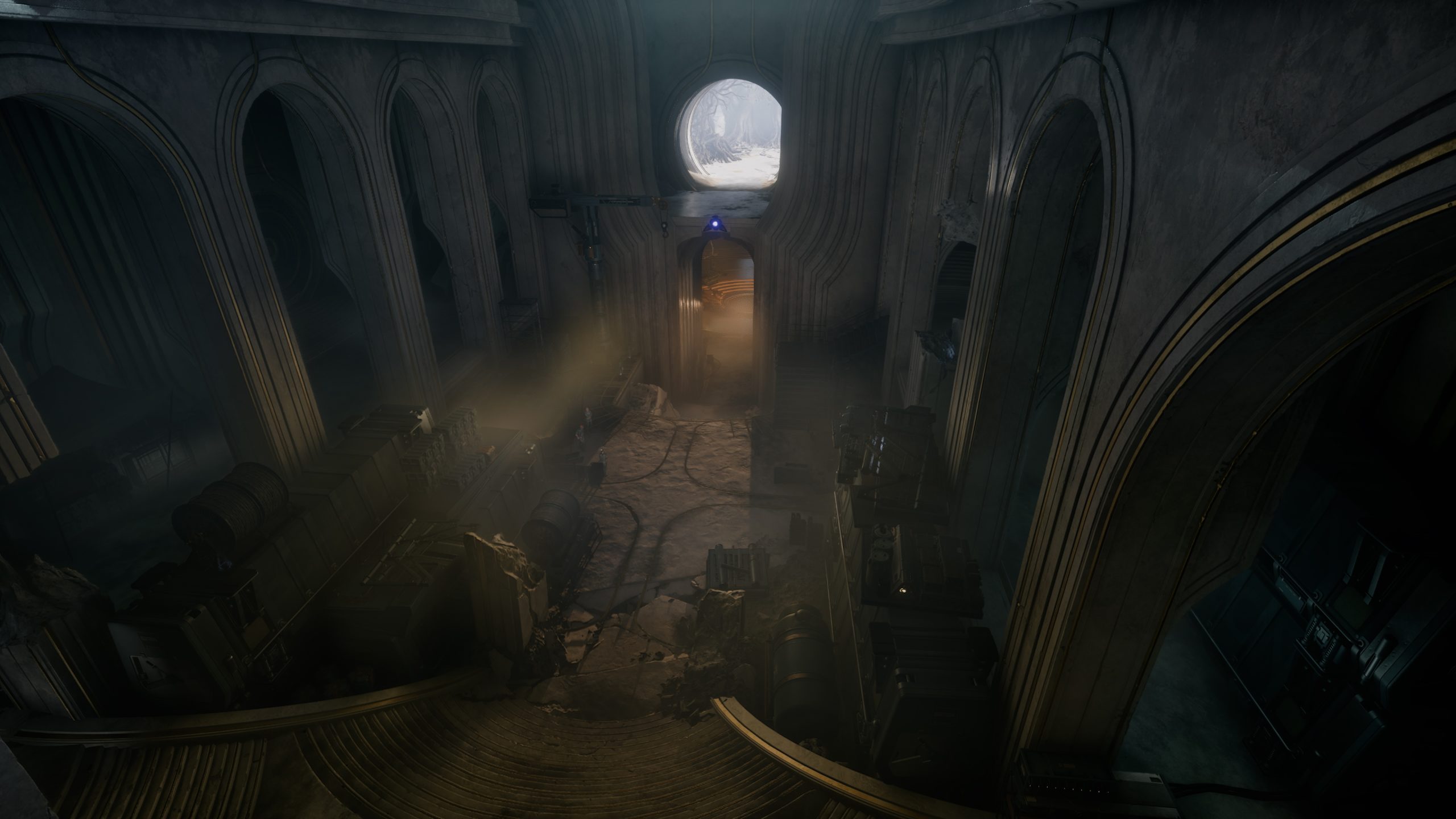 Ένας αμυδρά φωτισμένος, εγκαταλελειμμένος διάδρομος από ένα βιντεοπαιχνίδι με τοξωτή αρχιτεκτονική και διάσπαρτα συντρίμμια, που δείχνει φως να εισέρχεται από ένα κυκλικό παράθυρο.