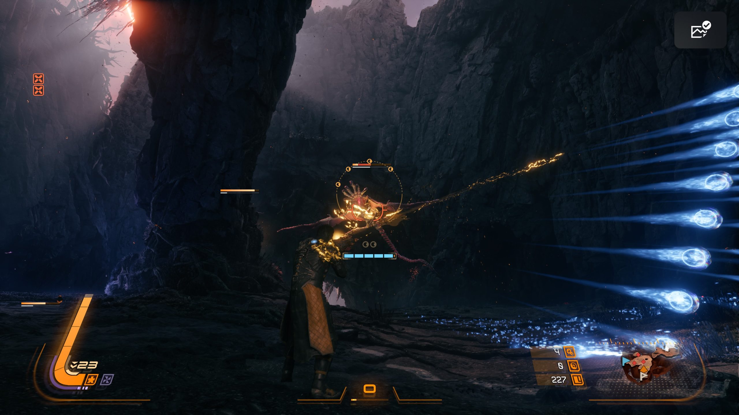 Ένας παίκτης στο 'Immortals of Aveum' μάχεται με ένα μεγάλο πλάσμα σε ένα σπήλαιο, χρησιμοποιώντας μαγικά βλήματα.