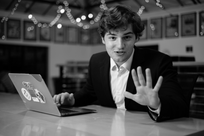 Οι πρωτοετείς φοιτητές του Στάνφορντ που θέλουν να κυβερνήσουν τον κόσμο . . . μάλλον θα διαβάσει αυτό το βιβλίο και θα προσπαθήσει ακόμα περισσότερο