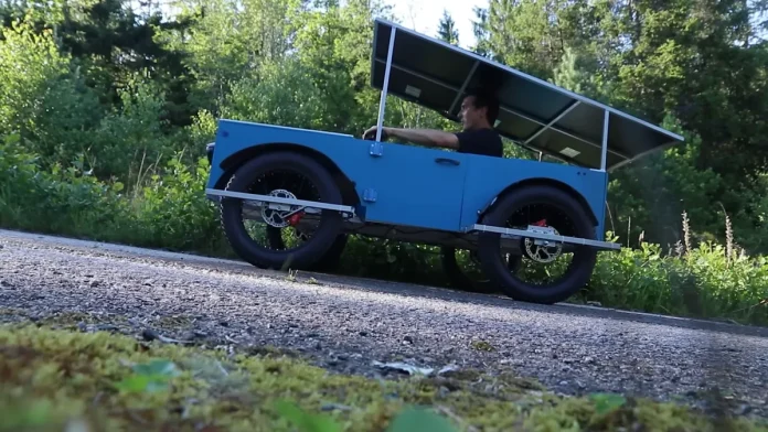 Άνδρας κατασκευάζει ηλιακό αυτοκίνητο 30 mph από ένα ζευγάρι ηλεκτρονικά ποδήλατα