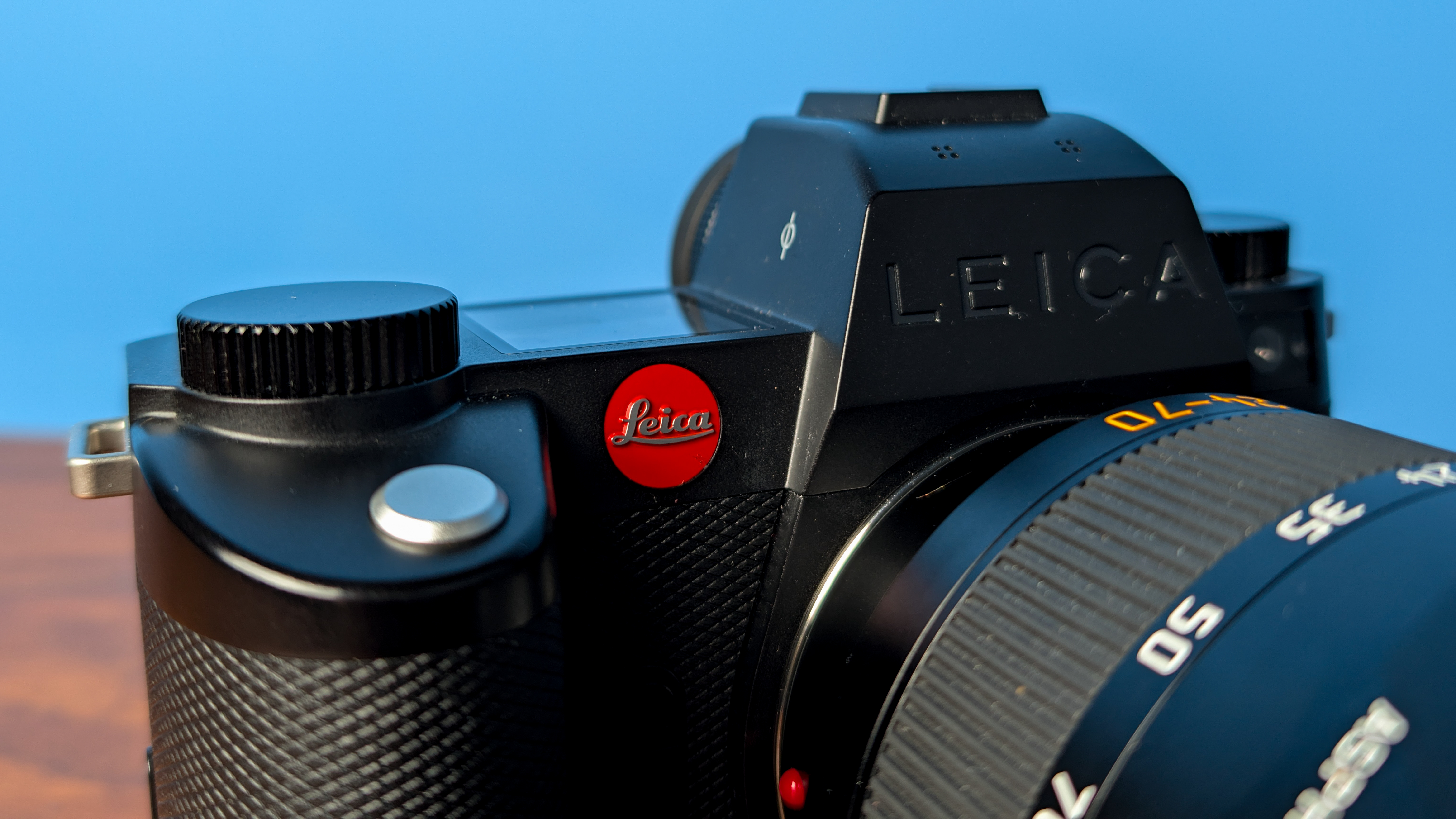 Μια μαύρη κάμερα χωρίς καθρέφτη Leica SL3-S