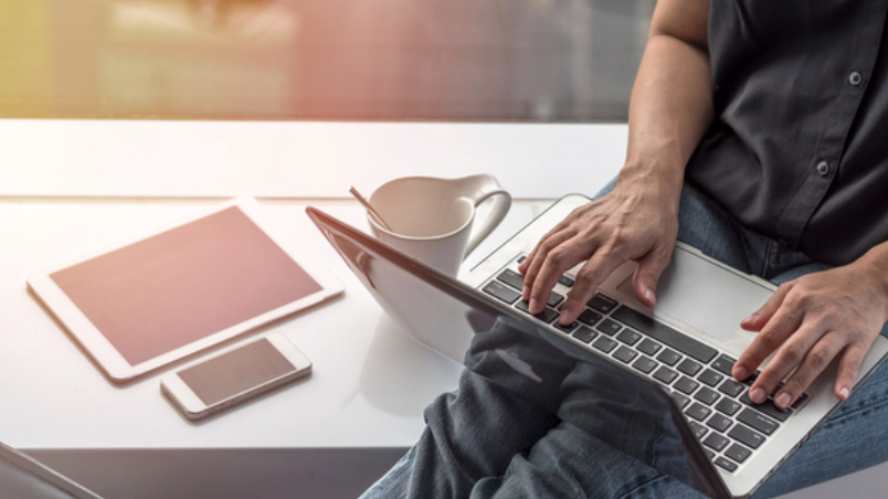 Άτομο που εργάζεται με συσκευές