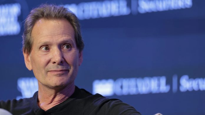 Ο Διευθύνων Σύμβουλος της Verizon αλλάζει την πεποίθηση ότι τα δωρεάν τηλέφωνα μπορούν να καλύψουν την κακή εξυπηρέτηση, λέει ότι η κερδοφορία προέρχεται από την ακρόαση 