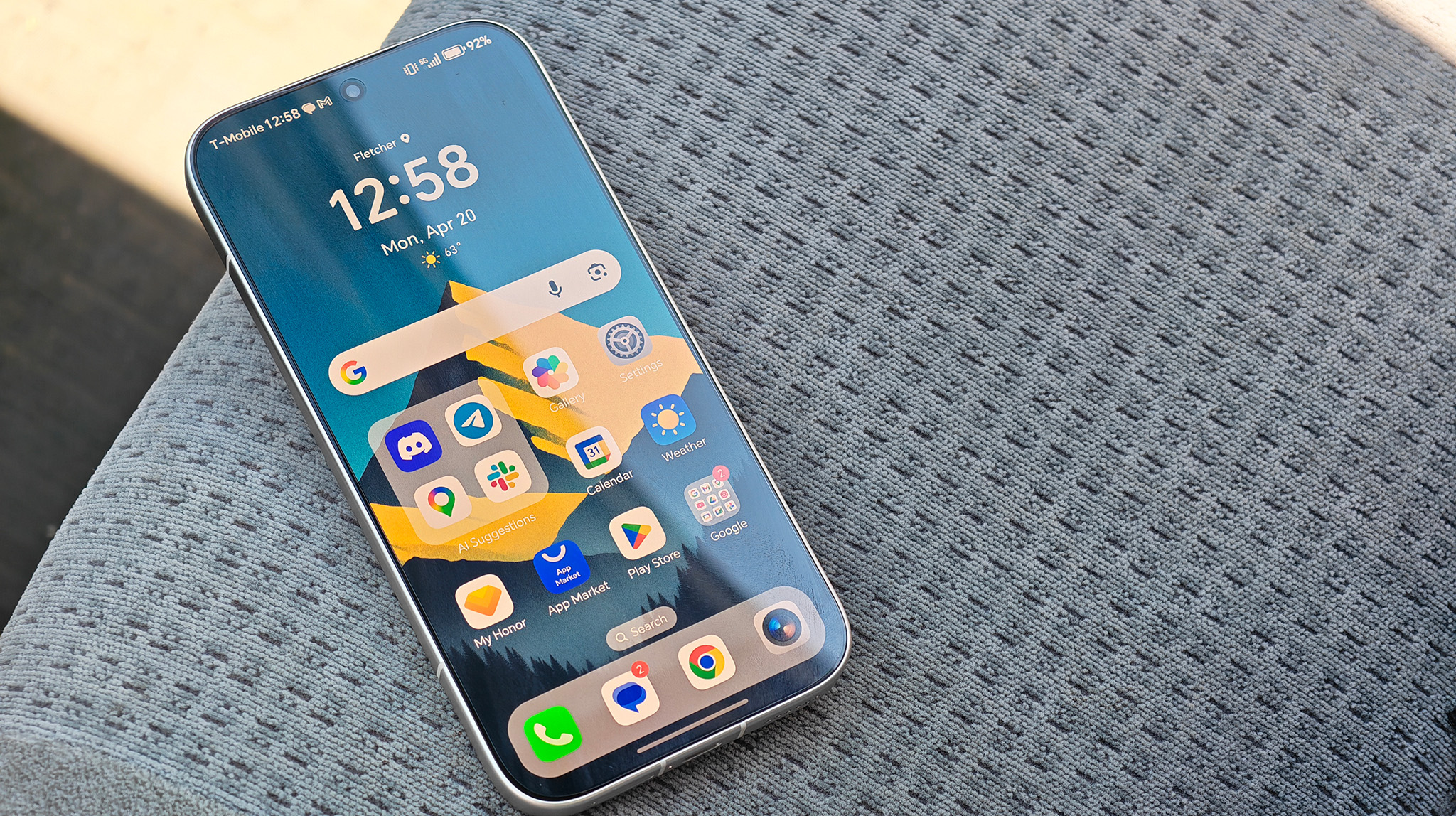 Η αρχική οθόνη του Honoor 600 με μια κίτρινη ταπετσαρία βουνού από την εφαρμογή Backdrops