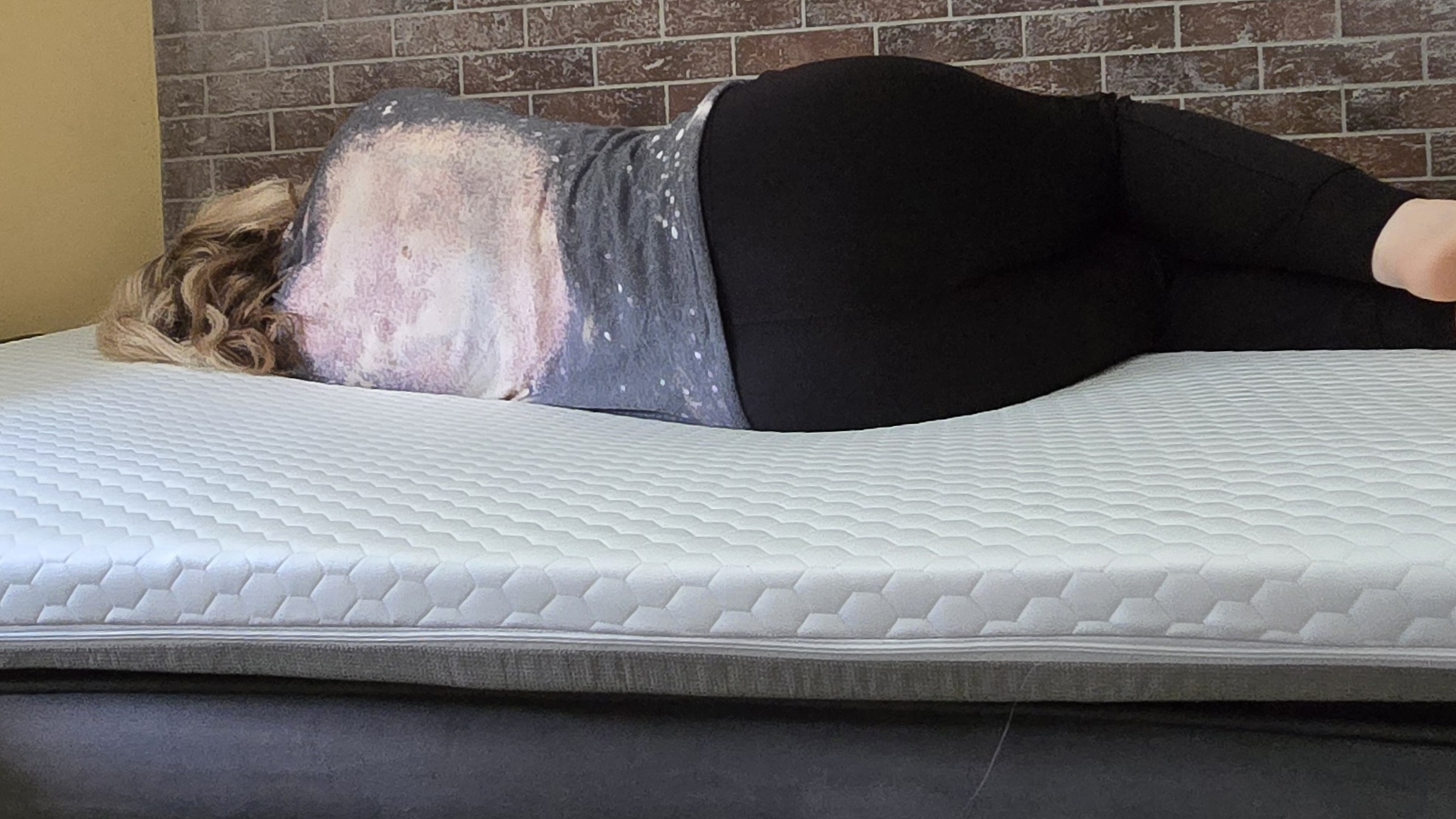 Ο ελεγκτής ύπνου στηρίζεται στη θέση του στο κάλυμμα στρώματος Helix ErgoAlign.