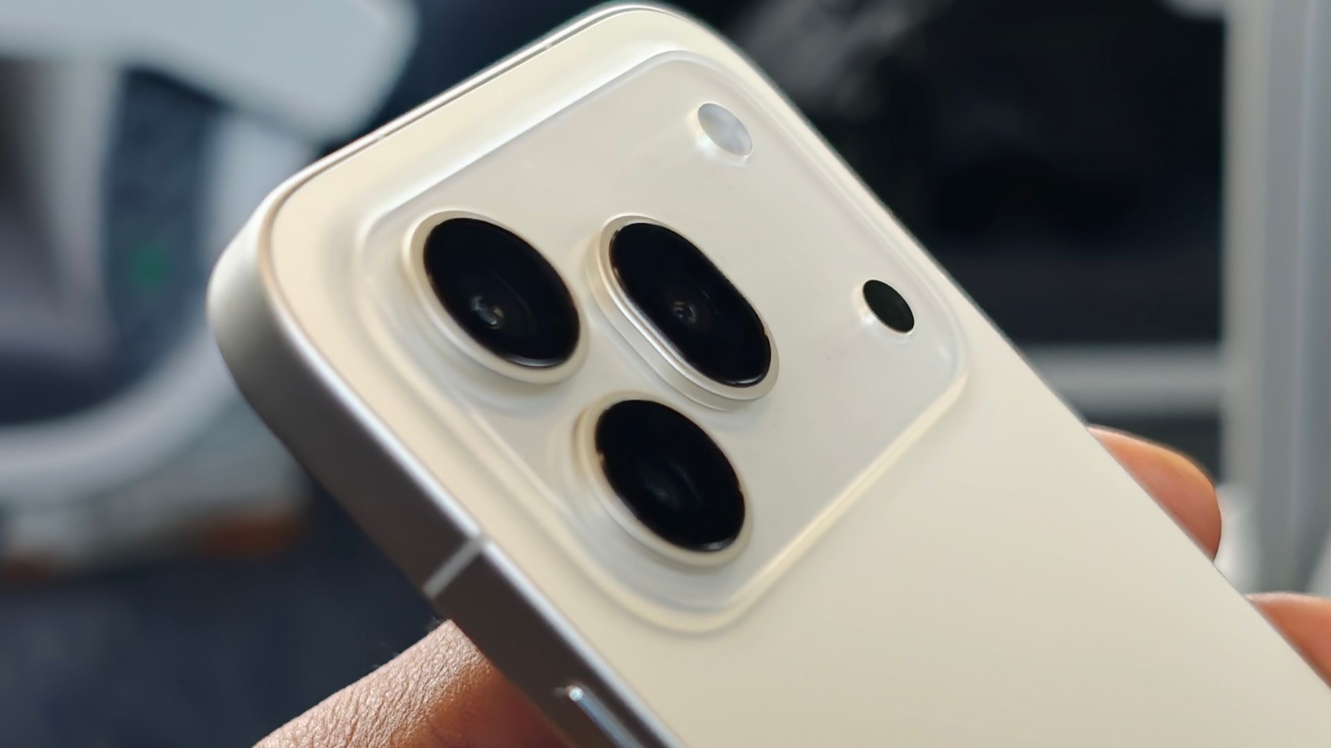 Honor 600 Pro σε Μαύρο, Λευκό και Πορτοκαλί