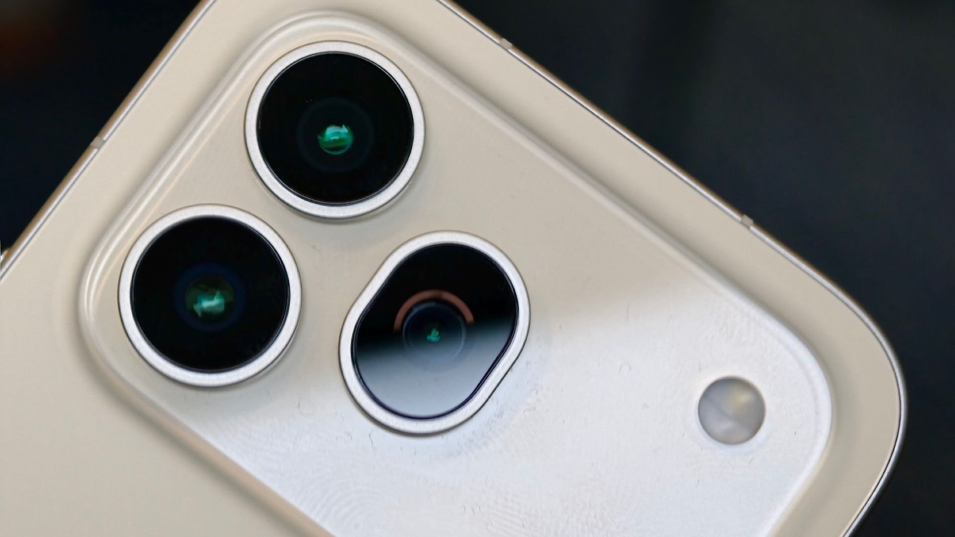 Honor 600 Pro σε Μαύρο, Λευκό και Πορτοκαλί