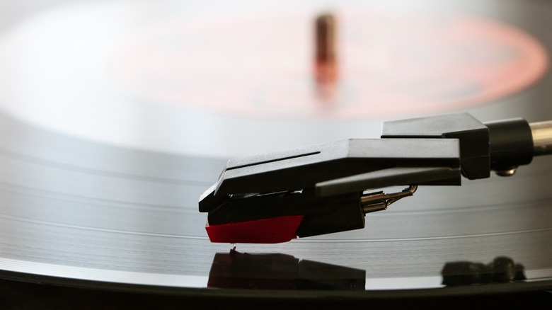 Κοντινό πλάνο μιας κασέτας πικάπ σε έναν δίσκο