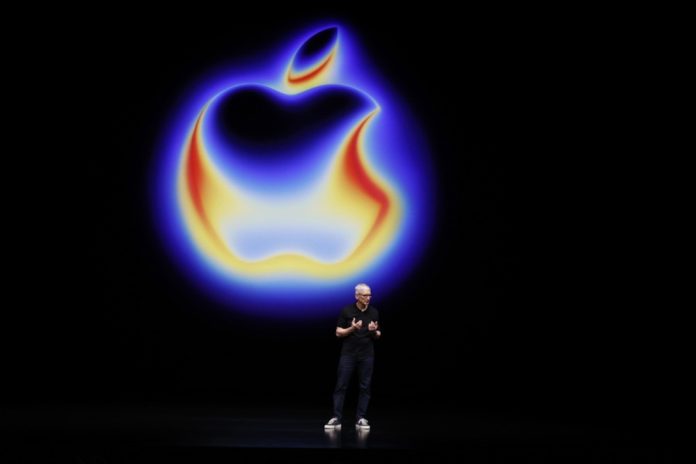 Τέλος εποχής για την Apple: 15 χρόνια μετά τη διαδοχή του Στιβ Τζομπς, ο Τιμ Κουκ αποχωρεί από την ηγεσία... Αφήνει πίσω του έναν κολοσσό αξίας τεσσάρων τρισ. δολαρίων