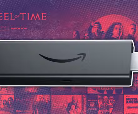 Ένα Fire TV Stick σε κόκκινο στυλιζαρισμένο φόντο