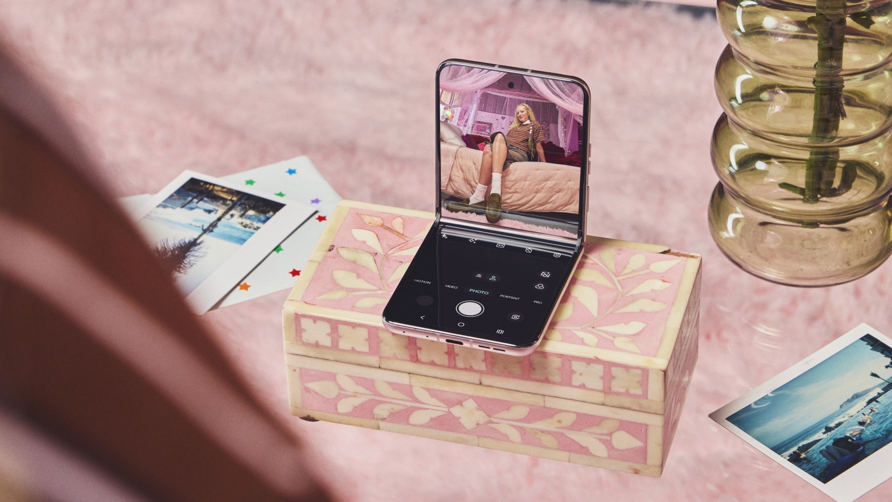 Το Motorola Razr 2026 σε γωνία σε ένα κουτί