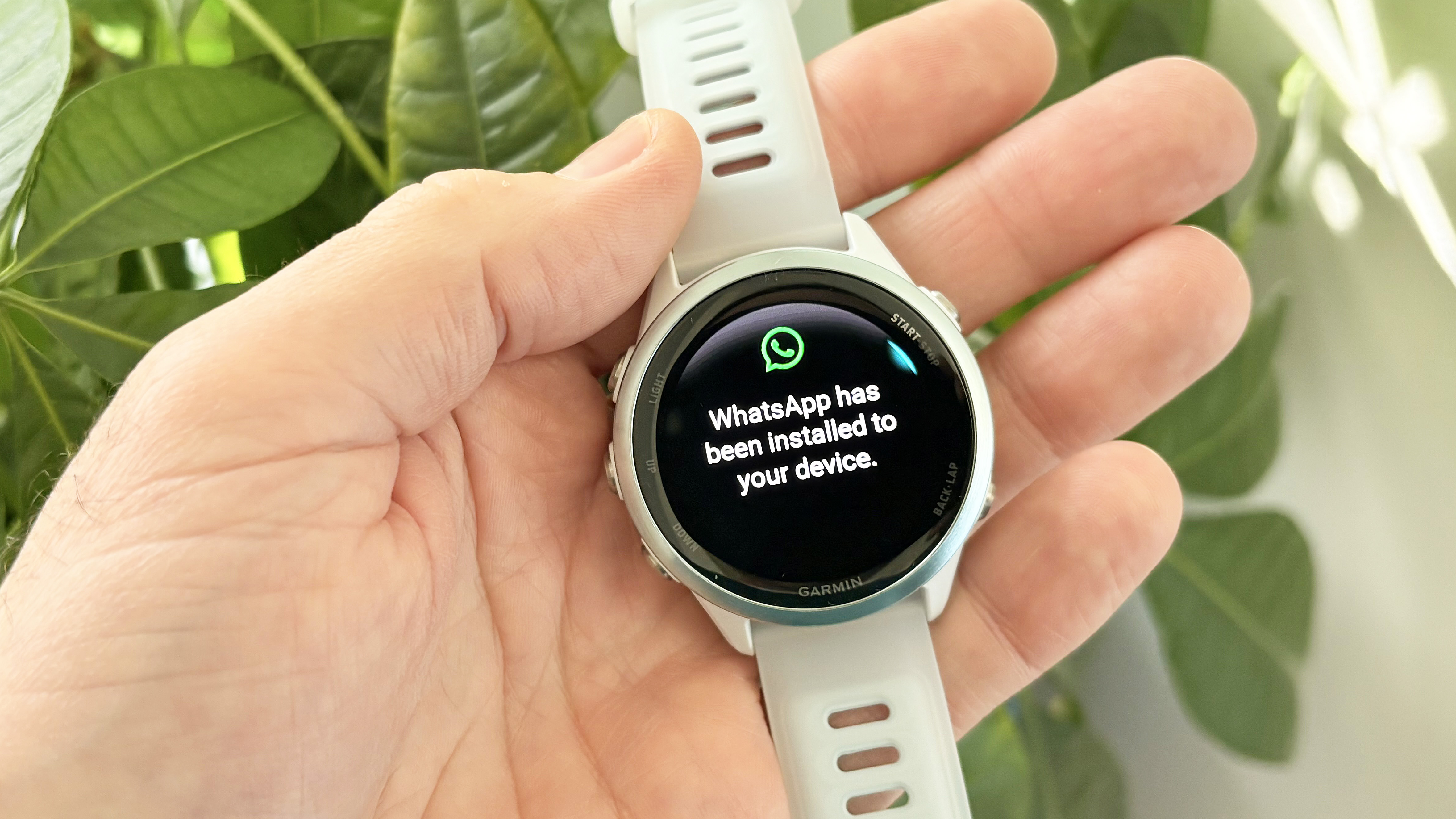 Garmin Forerunner 570 με WhatsApp που εμφανίζεται στην οθόνη