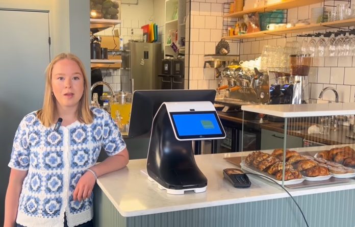 Καφέ στην Στοκχόλμη έχει ως μάνατζερ την... Τεχνητή Νοημοσύνη: Η «Μόνα» φτιάχνει μενού, προσλαμβάνει υπαλλήλους και κάνει γκάφες [video]