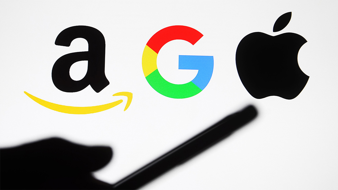 Λογότυπα της Amazon, της Google και της Apple