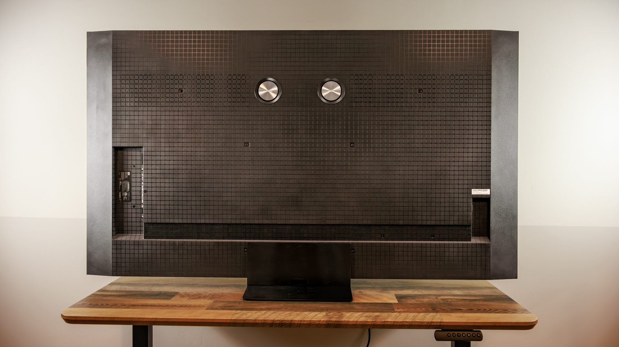 Το πίσω μέρος μιας τηλεόρασης TCL QM8L