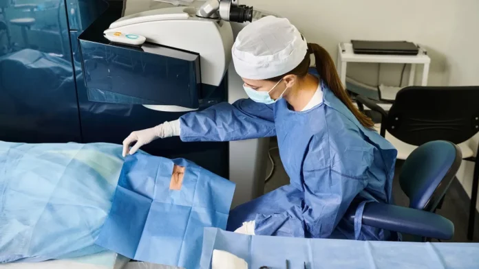 Ο χειρουργός φορά το Apple Vision Pro για να διορθώσει πρώτα τον καταρράκτη ιατρικά