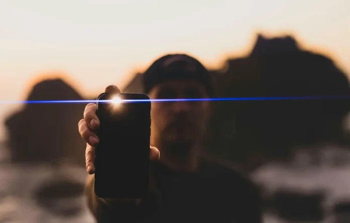 Μπορεί ο φακός του κινητού να λιώσει πλαστικό; Τι ισχύει