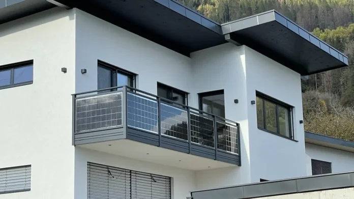 Φωτοβολταϊκά στα μπαλκόνια: Έρχονται και στην Ελλάδα για φθηνότερο ρεύμα