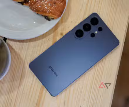 Το Samsung Galaxy S26 Ultra σε ένα τραπέζι