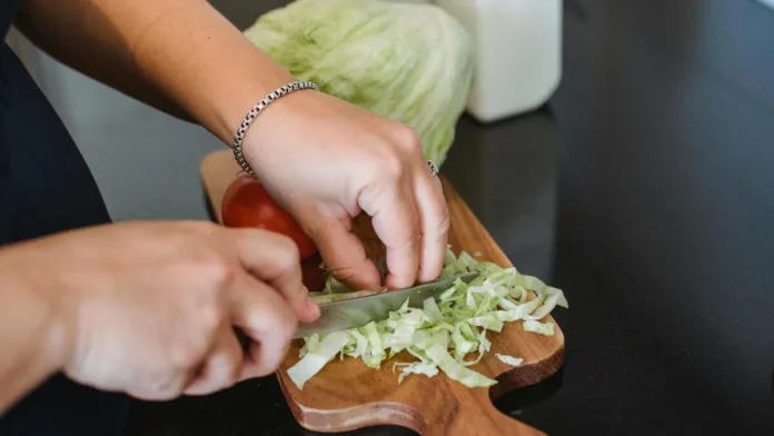 Φέρτε την ακρίβεια επιπέδου σεφ στην κουζίνα σας με αυτό το σετ ιαπωνικών μαχαιριών $110