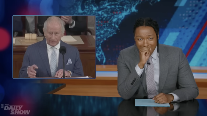 Ο Τζος Τζόνσον του «Daily Show» αντιδρά στο γεγονός ότι ο Βασιλιάς Κάρολος έριξε αστεία στο Κογκρέσο