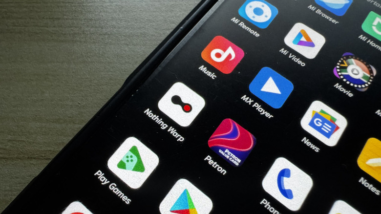 Τηλέφωνο Android που εμφανίζει το εικονίδιο της εφαρμογής Nothing Warp