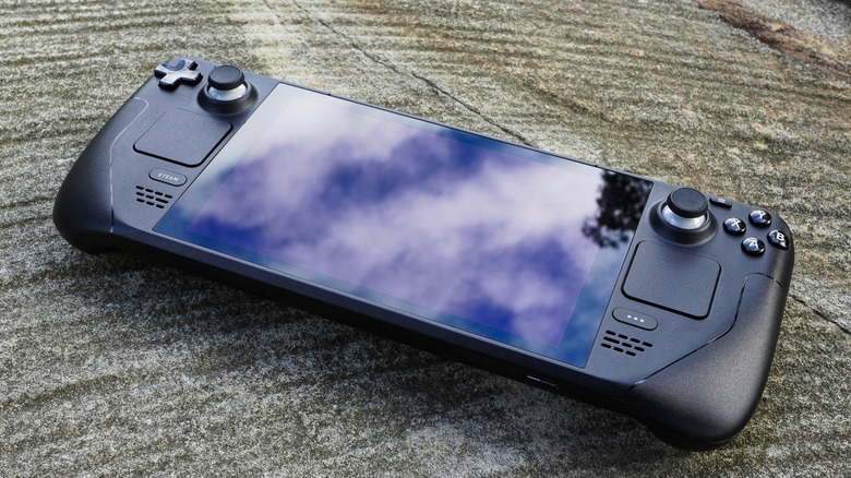 Steam Deck κάθεται έξω σε μια πέτρινη επιφάνεια