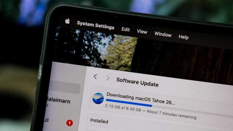 Το MacBook εγκαθιστά την ενημέρωση macOS 26 Tahoe