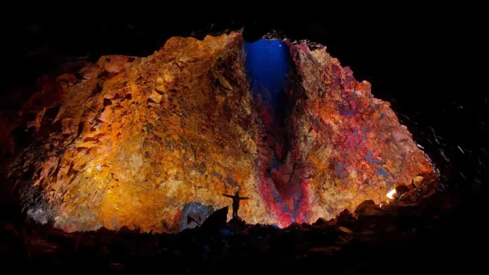 Το μοναδικό ηφαίστειο στη Γη όπου οι επισκέπτες μπορούν να κατέβουν μέσα στον κρατήρα (ΕΙΚΟΝΕΣ)